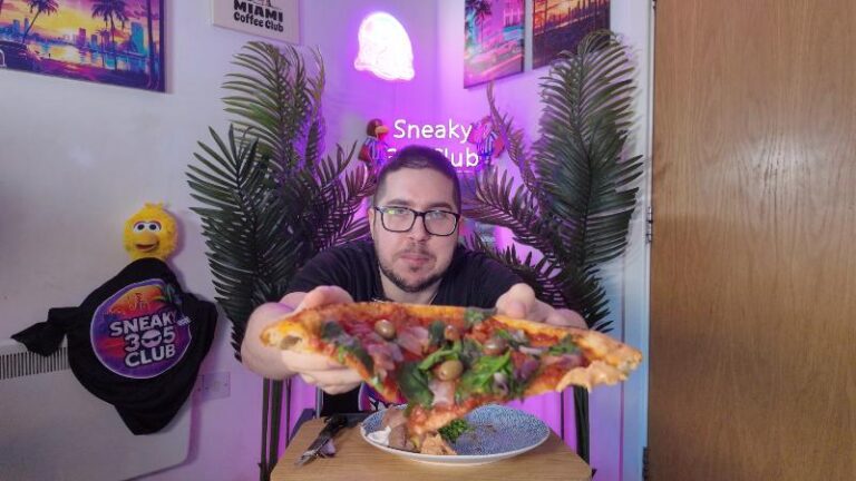Ian showing the cooked Crosta & Mollica Vegana Sorrentina pizza close up to the camera