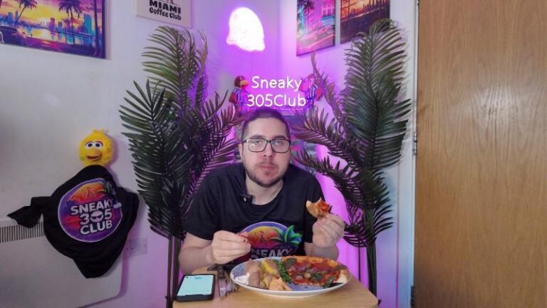 Ian eating the Crosta & Mollica Vegana Sorrentina pizza during his review