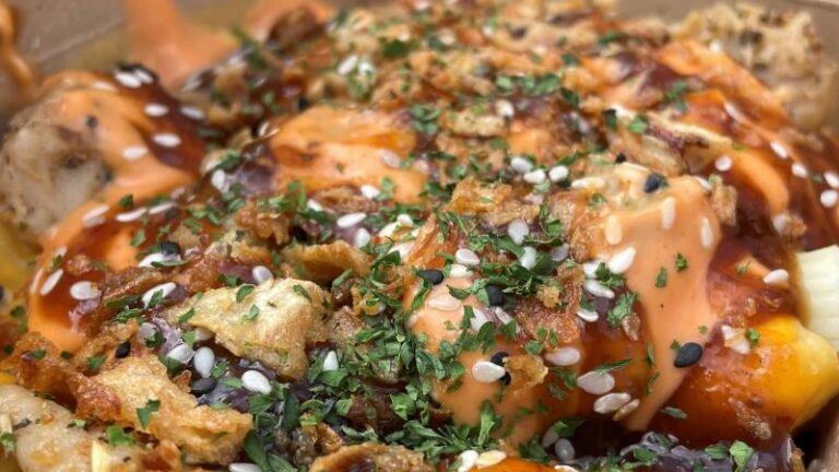 Close-up of Korean Mac n Cheese with gochujang mayo, Korean BBQ sauce and Heura chick’n at Hanks Dirty in Felixstowe