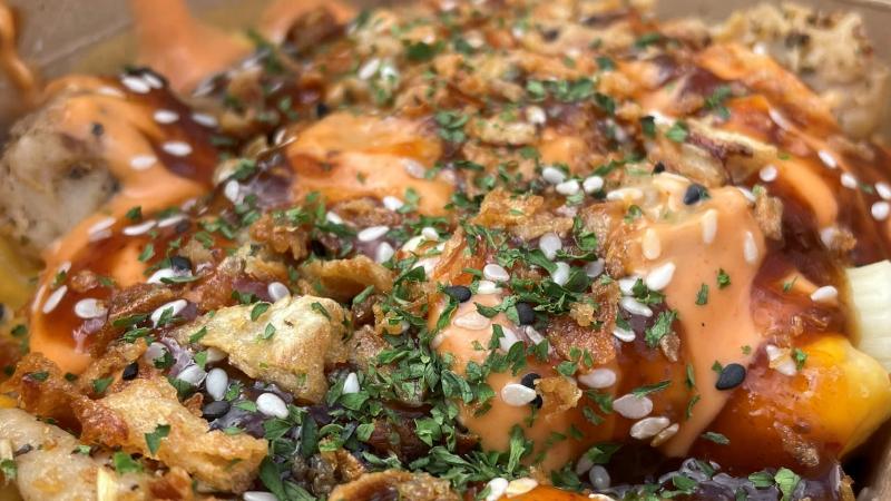 Close-up of Korean Mac n Cheese with gochujang mayo, Korean BBQ sauce and Heura chick’n at Hanks Dirty in Felixstowe