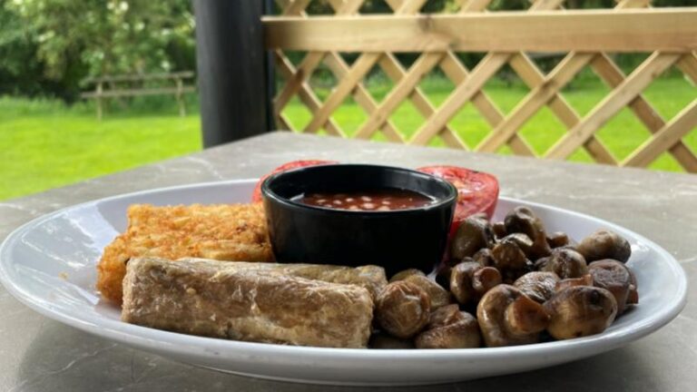 Vegan breakfast with sausages, hash browns, baked beans, tomatoes and mushrooms at Shoulder of Mutton near Colchester