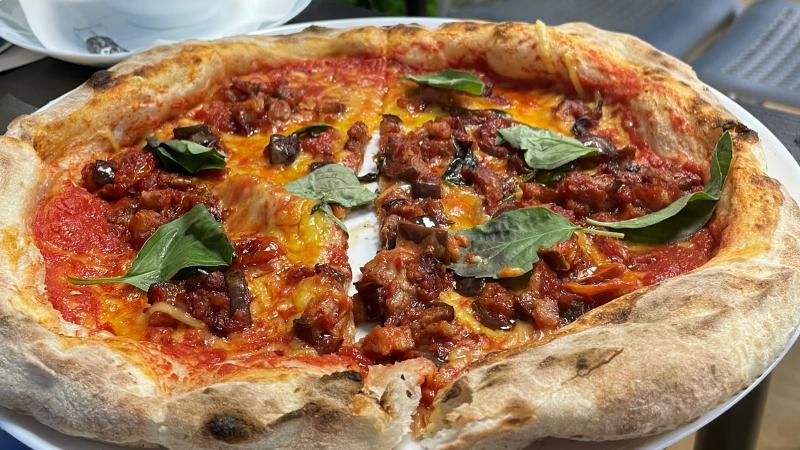Vegan Mergellina pizza at UE Paisa in Hillsborough, Sheffield